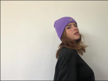 Cargar imagen en el visor de la galería, STAY WILD BEANIE